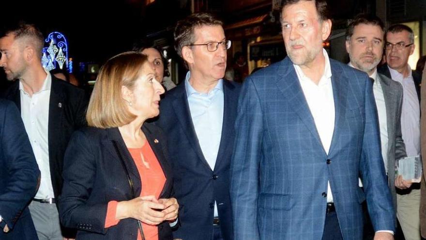 Mariano Rajoy, con Feijóo y Ana Pastor, instantes después de ser agredido en Pontevedra. // Rafa Vázquez