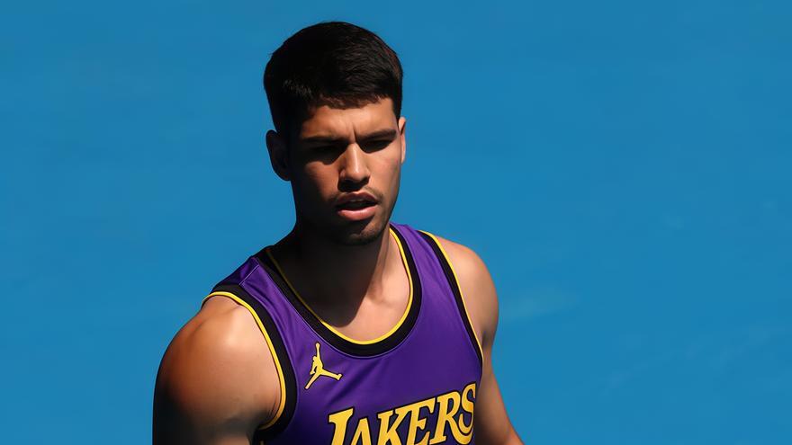 Alcaraz sorprende en Australia entrenando con la camiseta de Lebron James