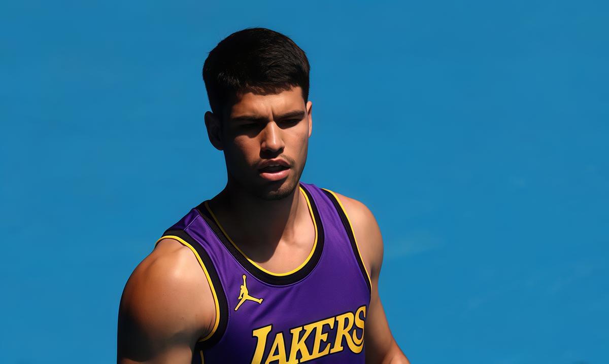 Carlos Alcaraz entrena en Melbourne con la camiseta de LeBron James.