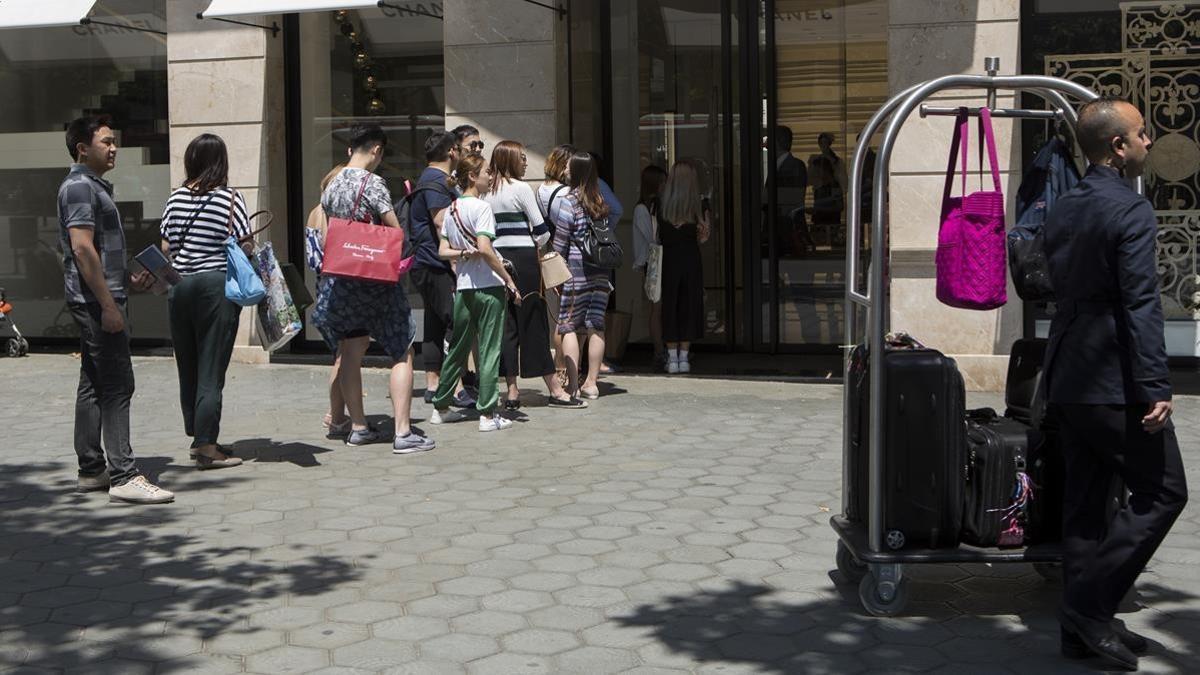 Turistas de compras en el paseo de Gràcia, el pasado verano.