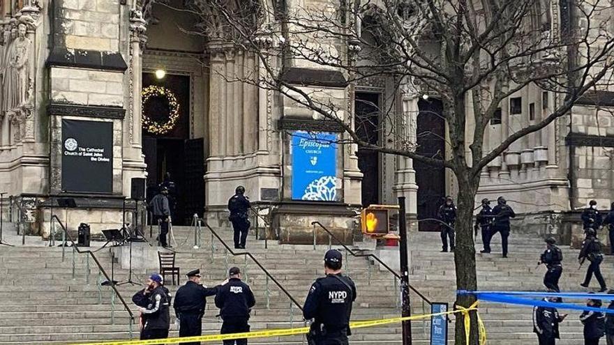 Agentes de policía, frente a la Catedral.