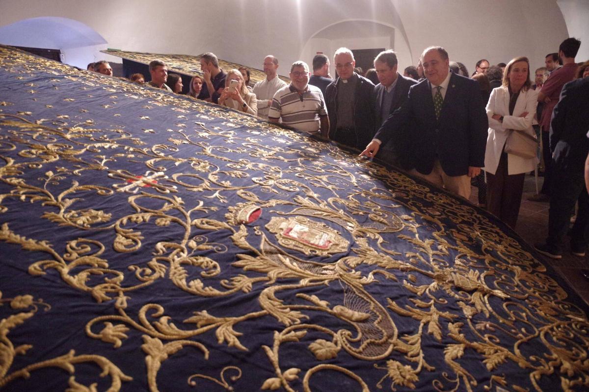 La Agrupación de Cofradías muestra el legado de los bordados de las Hermanas Trinitarias en Málaga