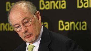 El president de Bankia, Rodrigo Rato, no ha volgut valorar avui la retallada salarial que li ha imposat el Govern, però sí que ha assegurat que els polítics espanyols no estan ben pagats.