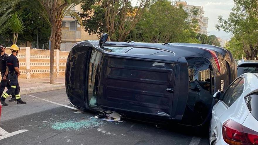 El vehículo accidentado en la playa de San Juan.