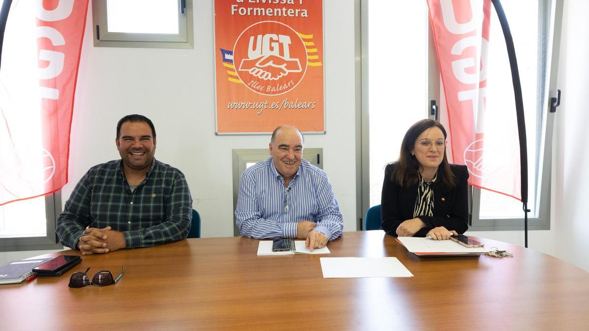 Fernando Fernández, en el centro, ayer en la sede de UGT en Vila.