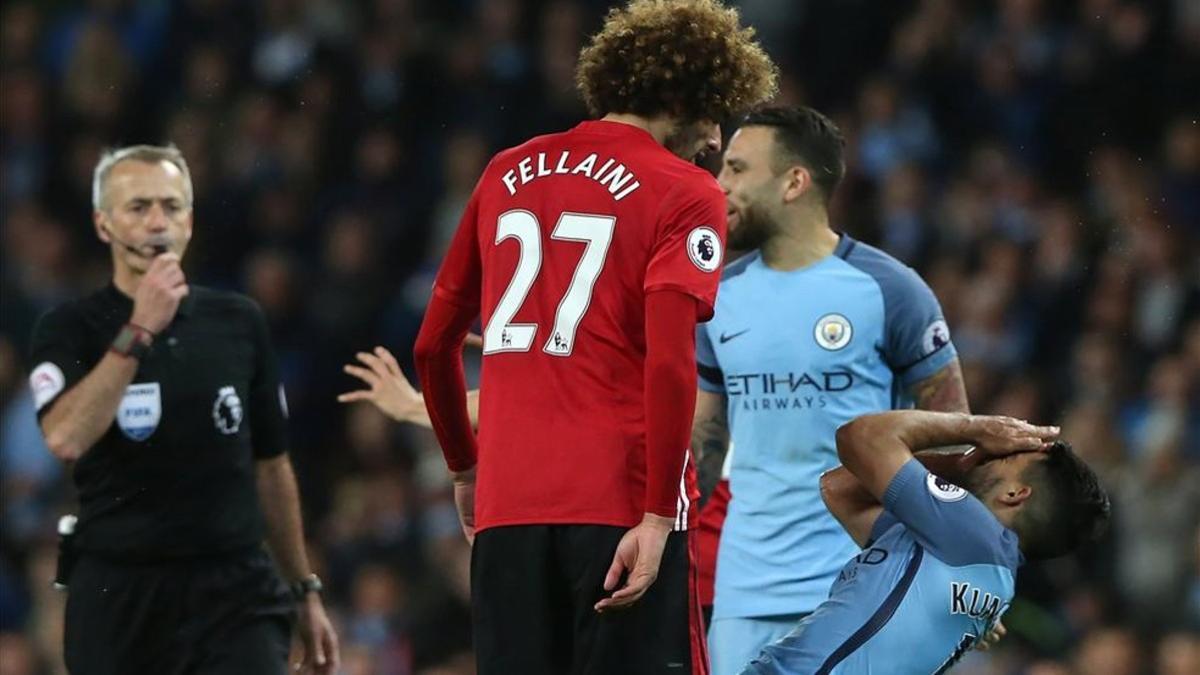 Marouane Fellaini vio tarjeta roja directa por un cabezazo a Agüero