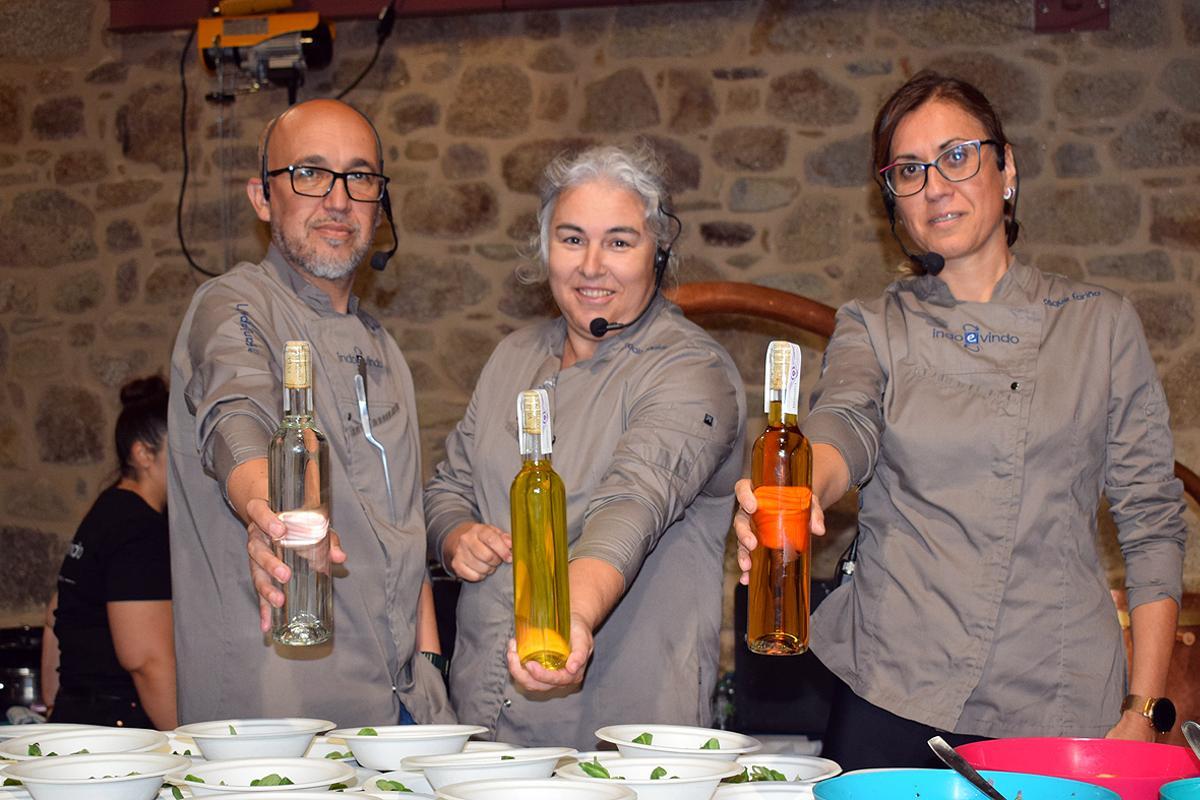 Los cocineros con las tres variedades de caña.