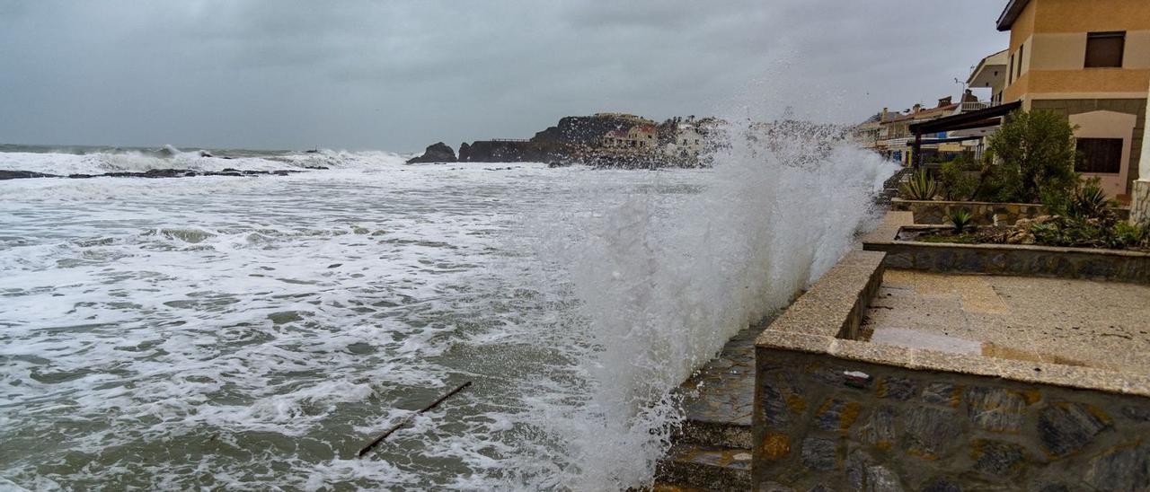 Olas rompiendo contra la costa de Cabo de Palos, en Cartagena. | IVÁN URQUÍZAR