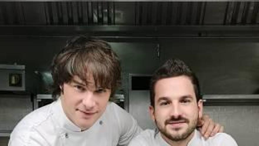 Jordi Cruz junto a Alberto Durá en la cocina del restaurante L&#039;Angle de Barcelona.