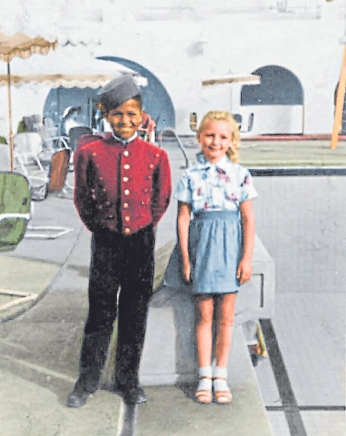 Manolo Marques, en 1952 en el Lido, con una turista.