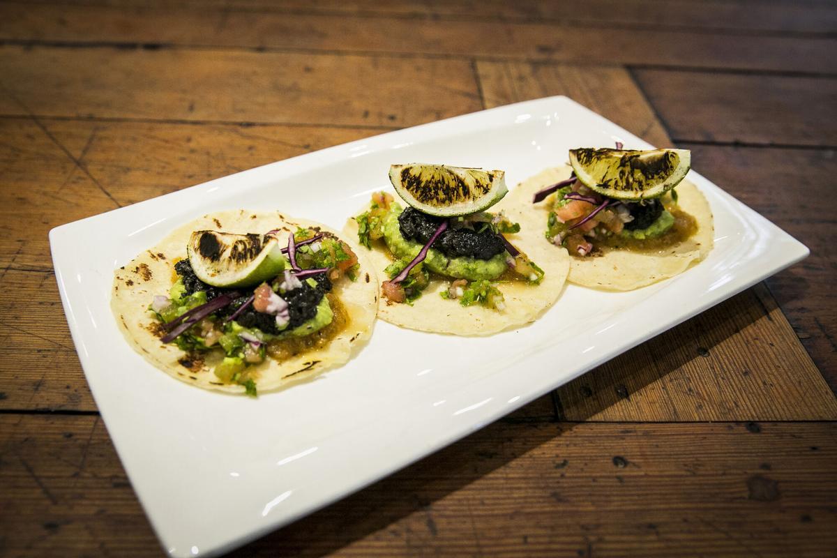 Barcelona. (Barcelones) 27.05.2014 . Ideas. Foto grande Time Out. Restaurante Rasoterra, en la c/ Palau, 5 Arxiu DG. 140527 ex 00090 en la foto: Plato, Tacos de Huitlacoche FOTO: PUIG, JOAN