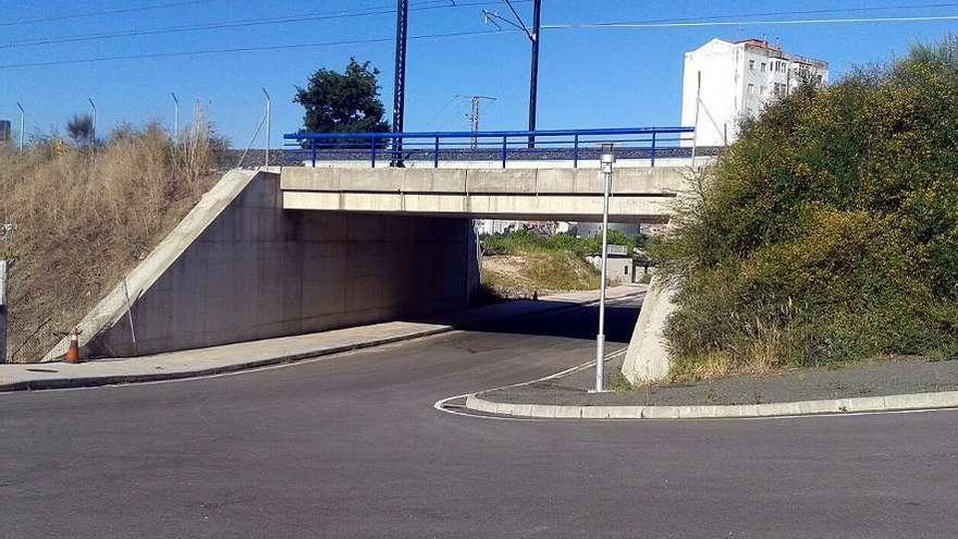 Túnel bajo las vías, junto al apeadero del campus, donde arrancará el nuevo vial. // Rafa Vázquez