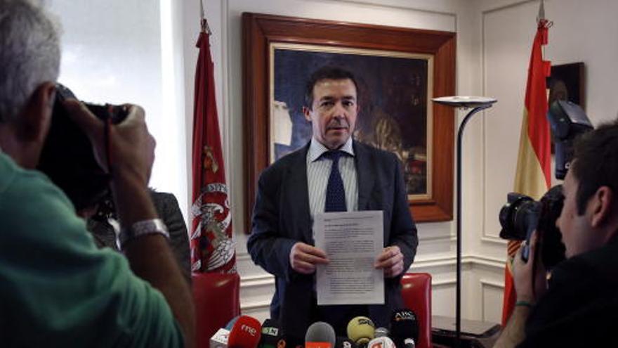 El rector de la Universidad Complutense de Madrid (UCM), José Carrillo, durante la lectura del comunicado.