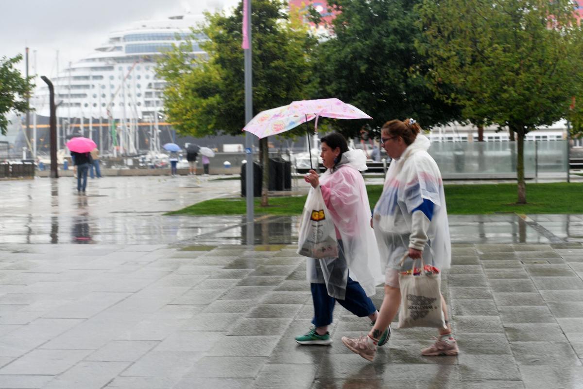 Calles mojadas y paraguas este miércoles de alerta naranja por lluvias en A Coruña. Calles mojadas y paraguas este miércoles de alerta naranja por lluvias en A Coruña.