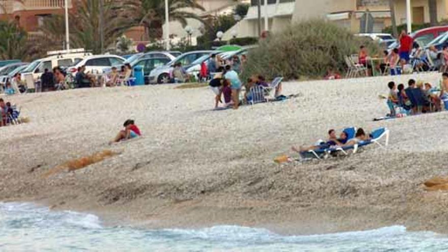 Los vecinos de Xàbia combaten el bochorno con cenas en la playa