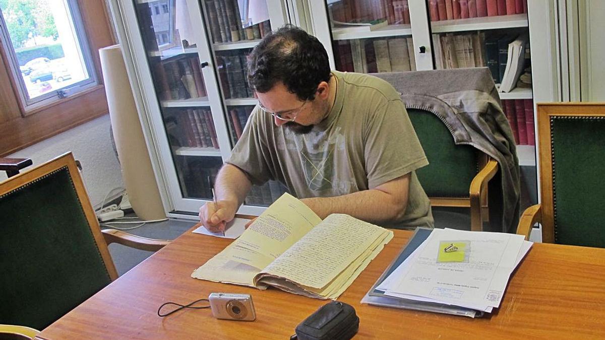El arqueólogo Javier Ruiz consulta archivos.