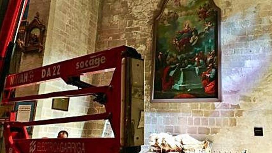 El quadre de Viladomat va tornar ahir a la seva ubicació original a l&#039;interior de la basílica de la Seu