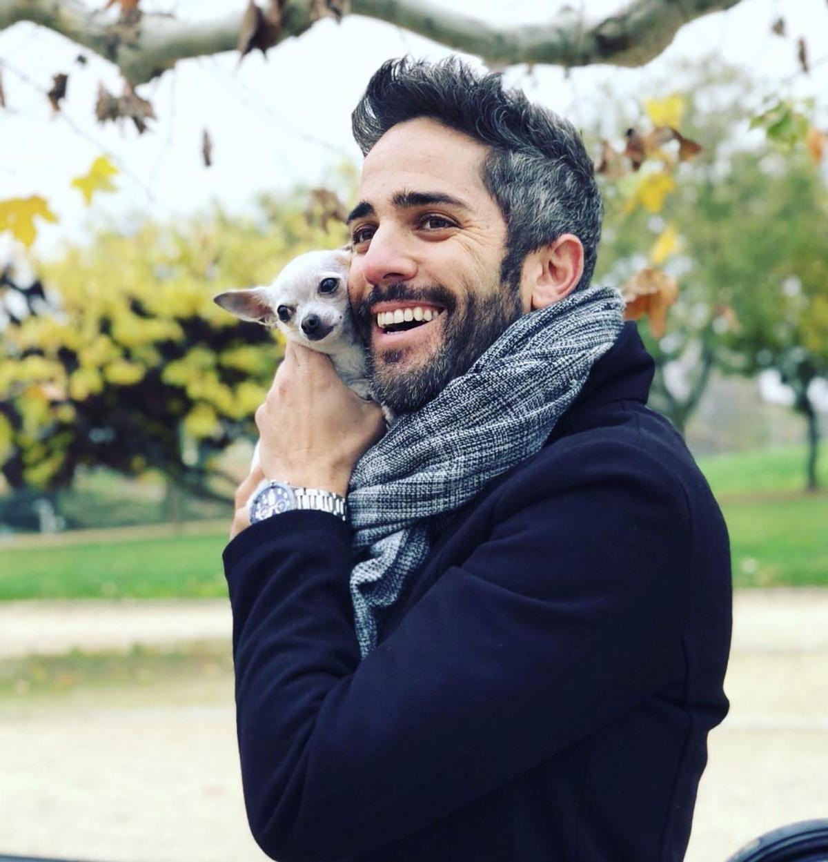 Roberto Leal junto a su perrita Pepa