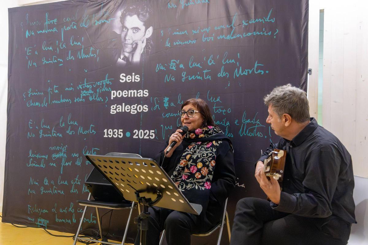 Na presentación do  facsímile de ‘Seis poemas  galegos’, Uxía Senlle e Pablo  Novoa musicaron tres  das poesías