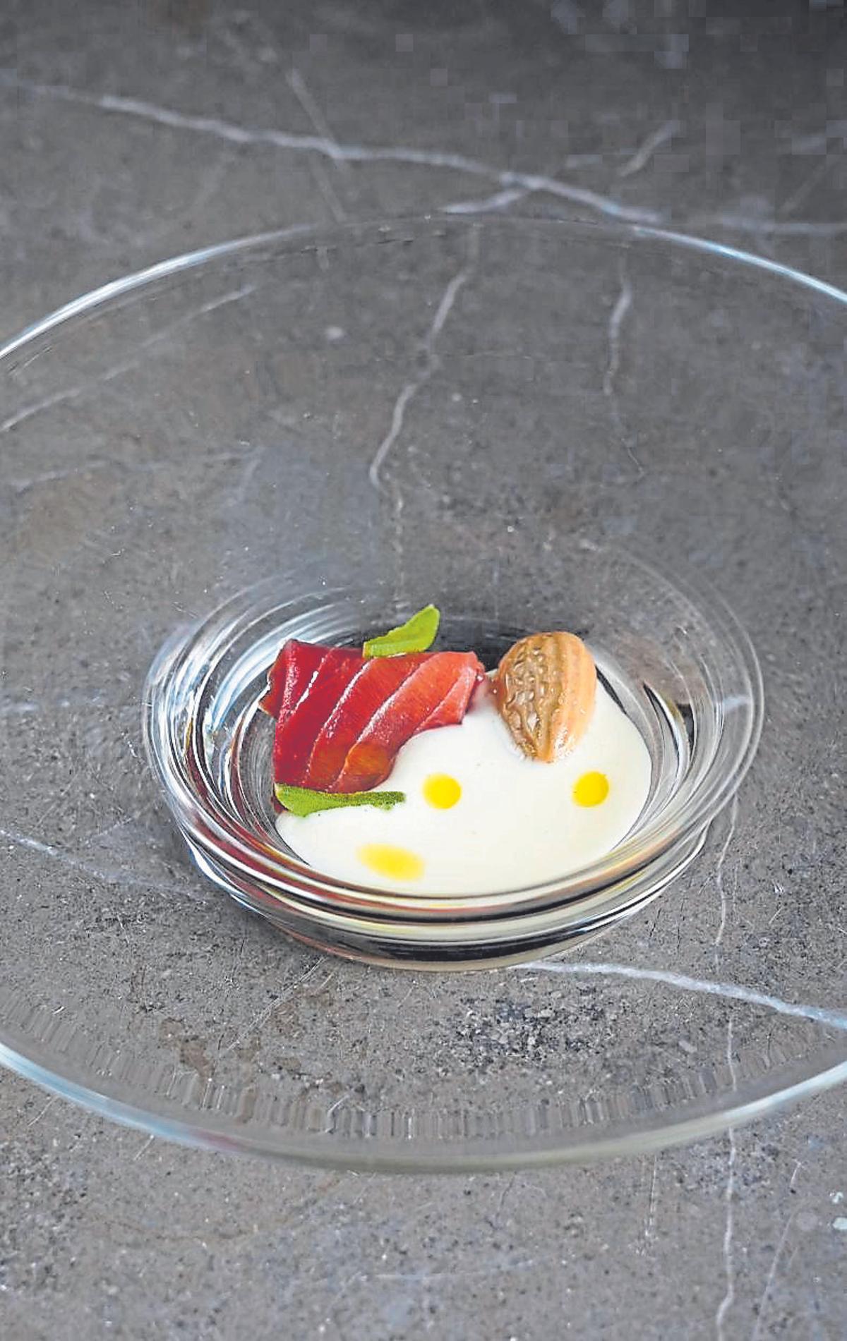Tonyina curada i ametlles, un aperitiu del menú d’aniversari que recorda un plat del 2016, any d’obertura del restaurant.