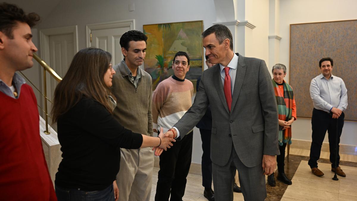 Pedro Sánchez en la reunión que mantuvo esta mañana con las víctimas de la pederastia en El Palacio de la Moncloa