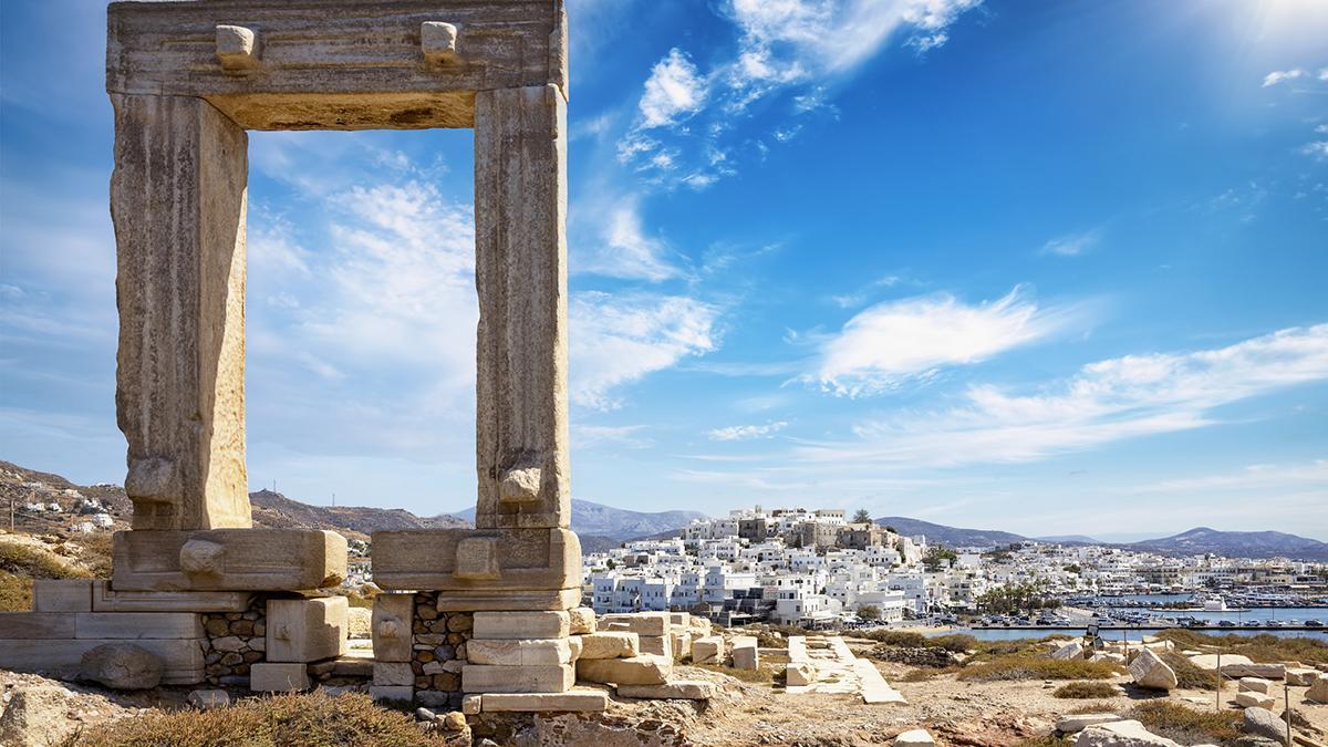 La Portara de Naxos, frente al Egeo, es el gran icono arqueológico de la isla.