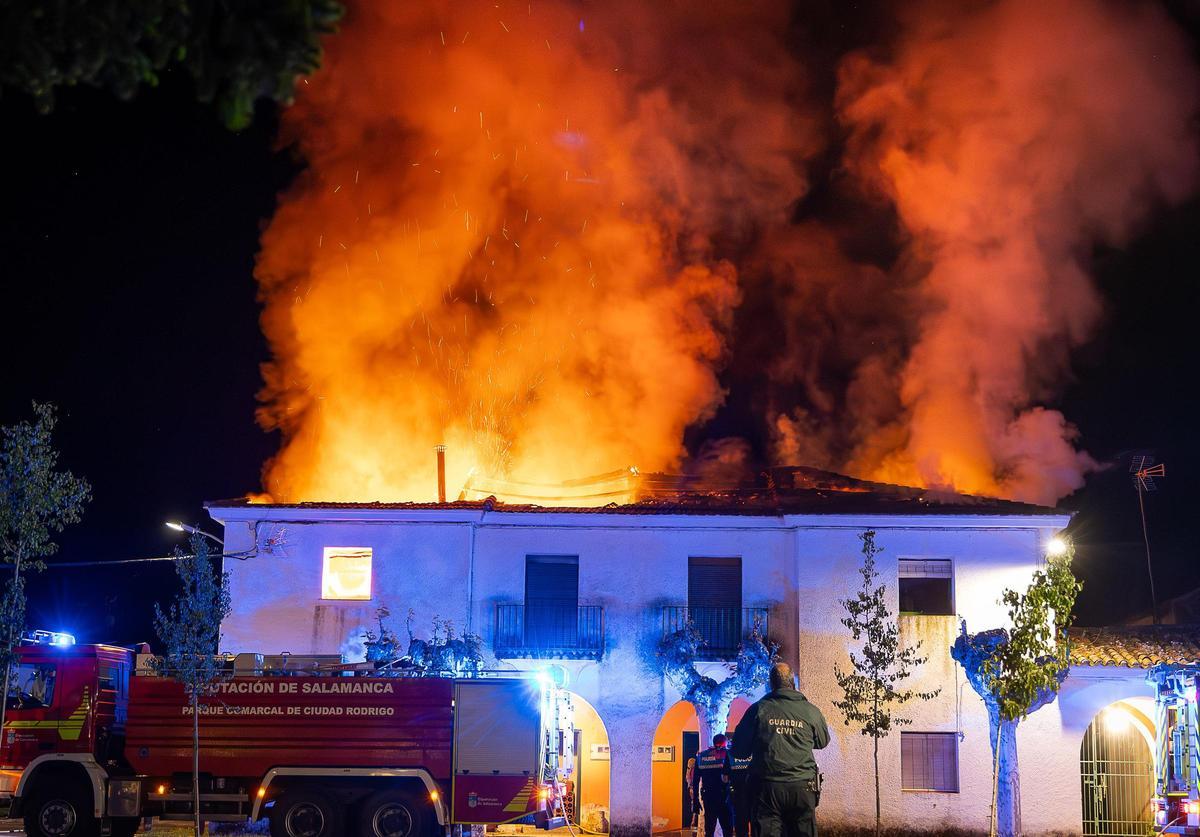 Incendio en dos viviendas en Águeda(Salamanca).