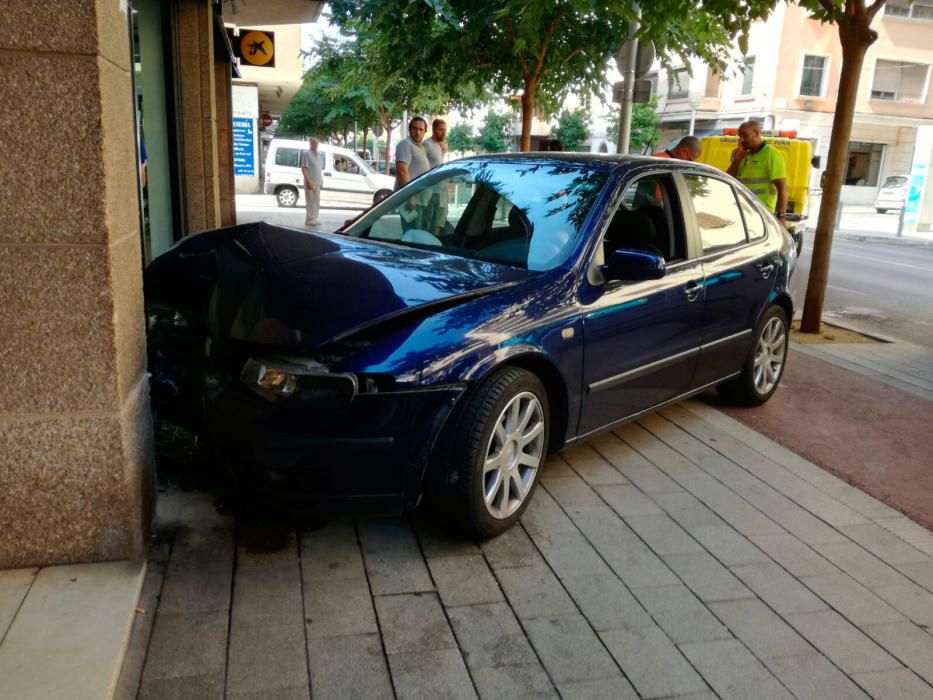Un coche se empotra contra un banco tras sufrir un accidente en Palma