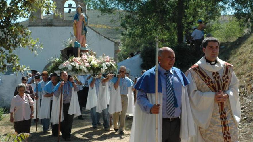 El sacerdote Francisco Ortega Vicente, nuevo párroco de Alcañices, durante una procesión en la comarca.