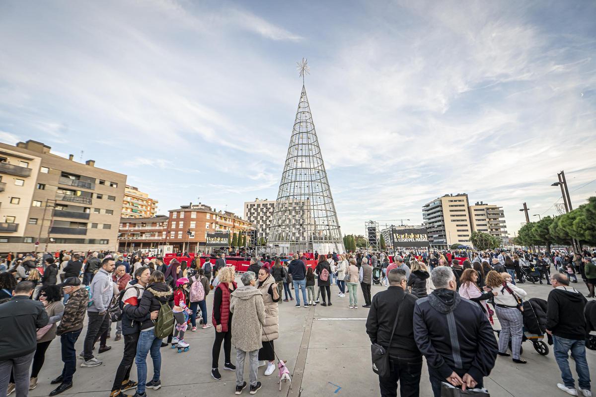 El superárbol de Navidad de Badalona. Badalona ha encendido ya las más de 82.000 luces píxel que componen su tan mediático ‘superárbol’ de Navidad.