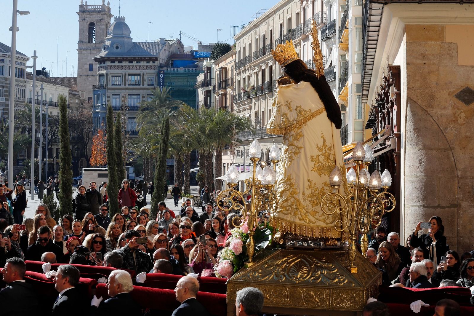 Falleras Mayores de toda una vida ante la Virgen