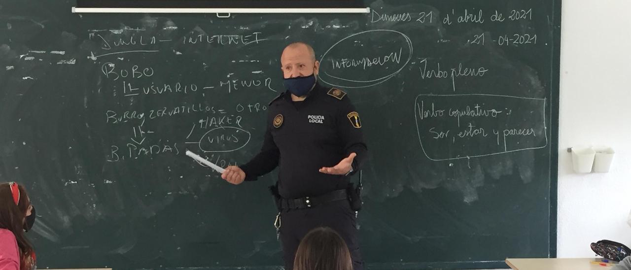 El agente tutor de la Policía Local de Petrer durante una de sus charlas a los alumnos.