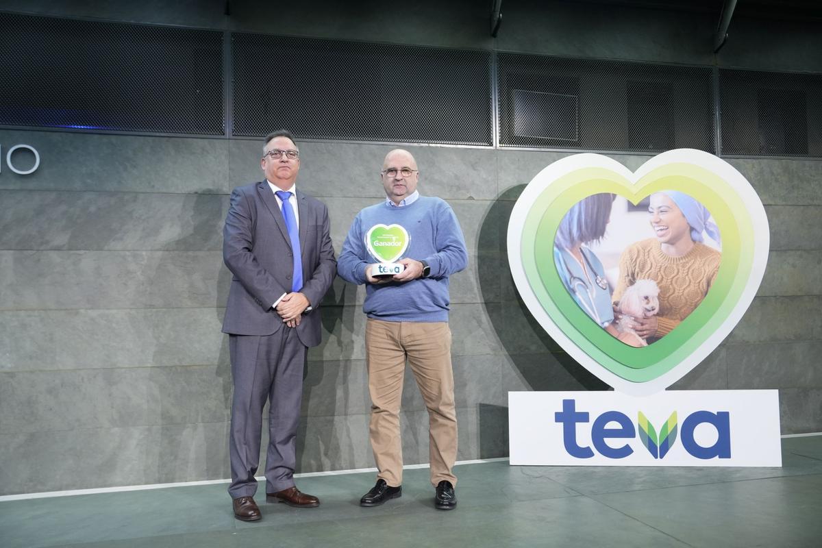 Pedro J. Salazar, director gerente de Afedaz, recibe el premio que le entrega Antonio Cabodevilla, director de la planta de Teva en Zaragoza, por el proyecto de ‘Jardín terapéutico y sensorial’.