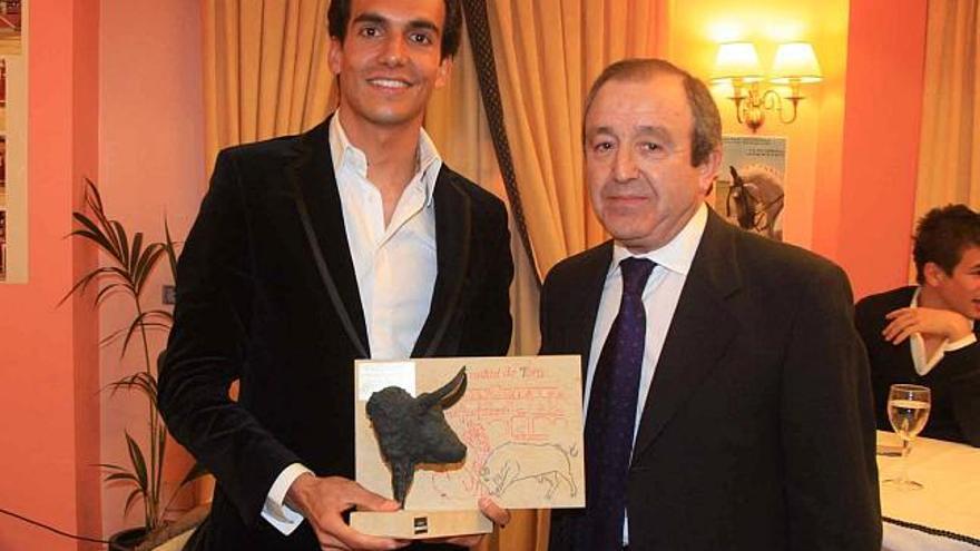 El presidente de la peña, Feliciano de Calle, entrega un trofeo a Leandro Marcos