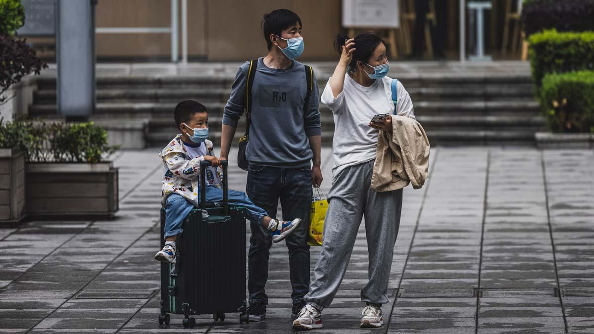 China permite a sus familias tener un tercer hijo. En la foto, una familia en una calle de Shanghái.