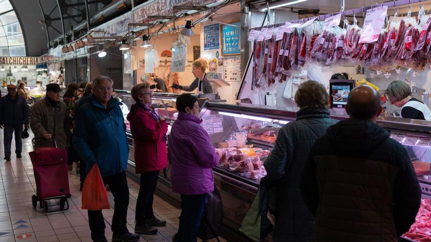 Varias personas realizan sus compras en el Mercado de Abastos de la capital zamorana.