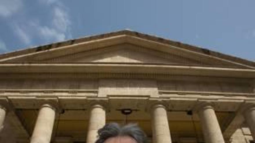 Ángel Gil Orrios, frente al Teatro Principal de Alicante.