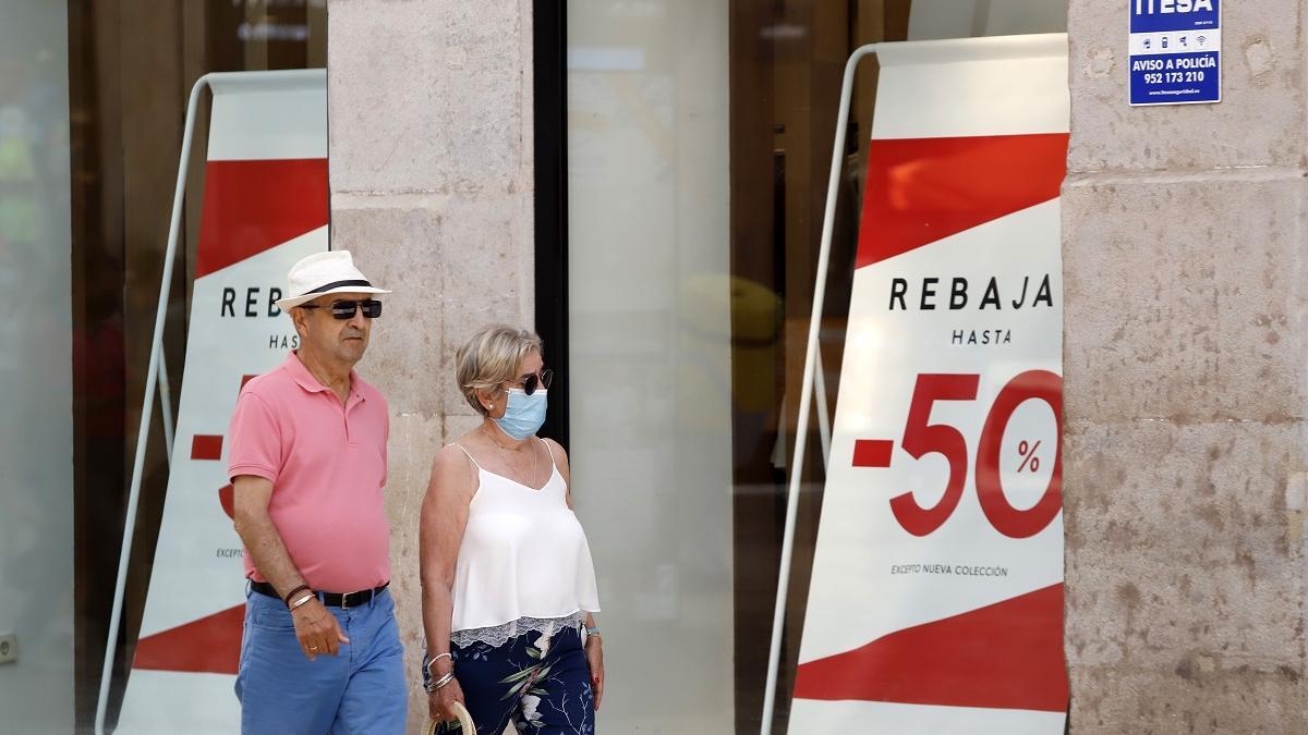 Los carteles de rebajas ya se ven por el Centro.