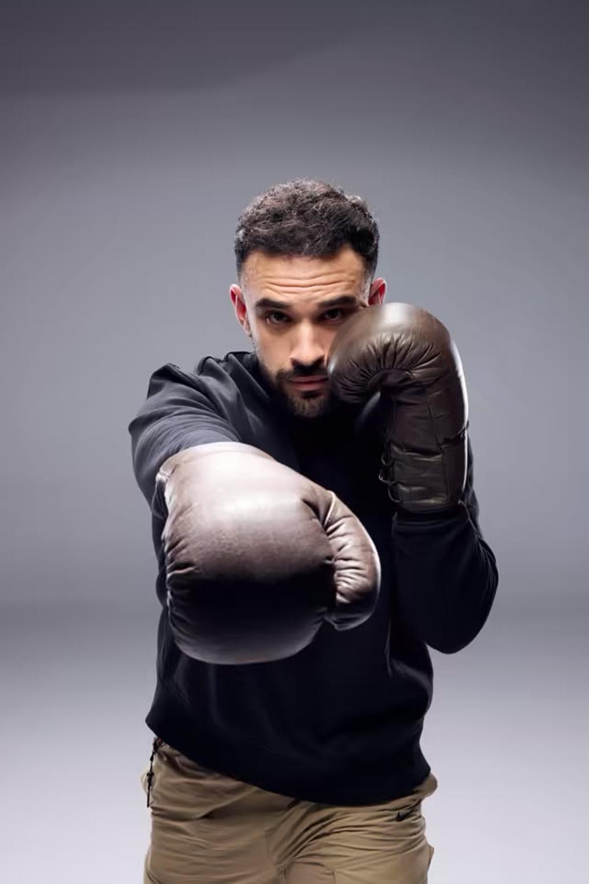El streamer malagueño IlloJuan posando para la presentación de La Velada VI