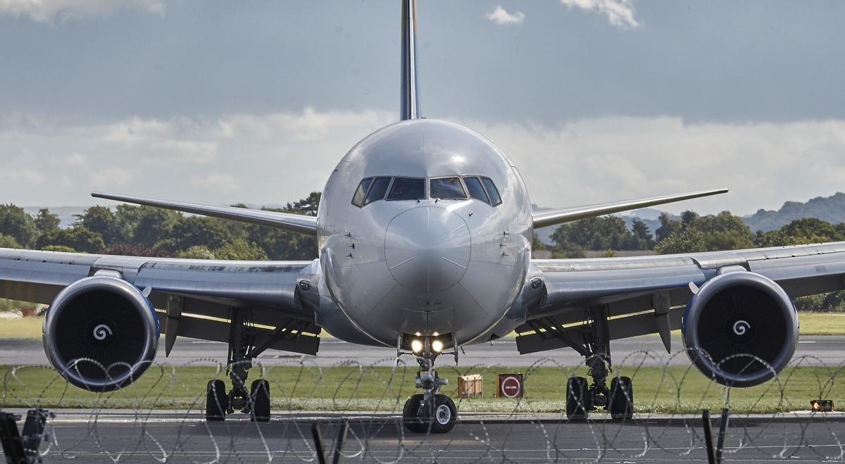 Avión de pasajeros en un aeropuerto