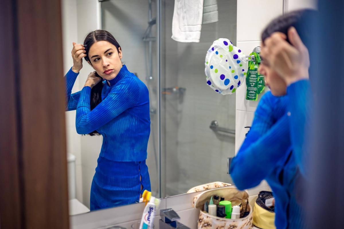 Blanca Paloma se peina en el baño de su habitación de hotel.