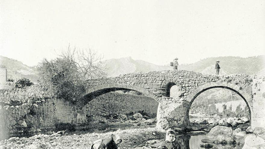 Die historische Aufnahme zeigt Frauen beim Wäsche waschen an der Brücke.