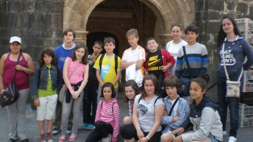Escolares moscones visitan el vecino concejo de Salas