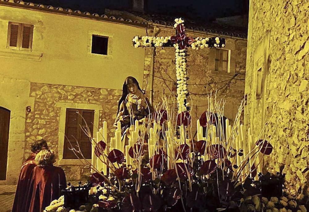 Son Servera: los pasos y los penitentes protagonizaron la emotiva procesión del jueves santo entre tambores y el silencio respetuoso característico.