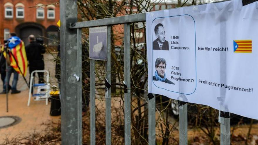 Manifestants davant la presó de Neumünster.