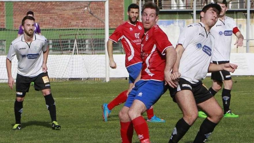 Un lance del partido disputado en el campo de O Couto. // Jesús Regal