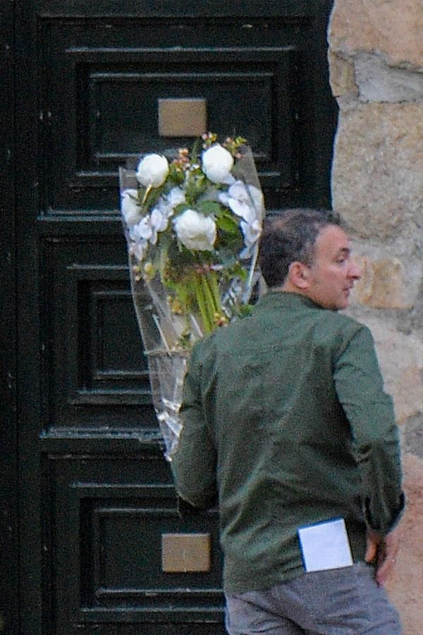 Paula Echevarría recibe flores en su casa