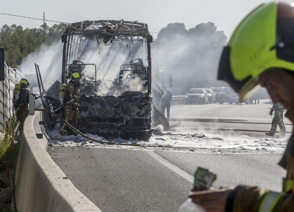 Incendio de un autobús con pasajeros en Elche