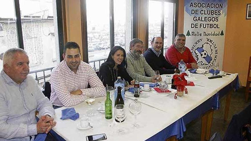 Los clubes gallegos de fútbol confraternizan en Cangas