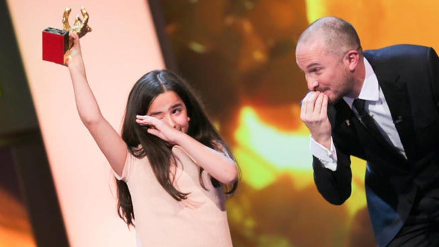 Hana Saeidi, sobrina de Panahi, recibe el premio.